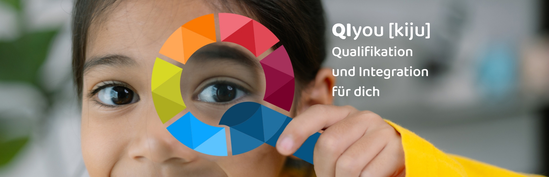 Kind schaut durch das farbige QIyou-Logo als Lupe – QIyou [kiju], Qualifikation und Integration für dich